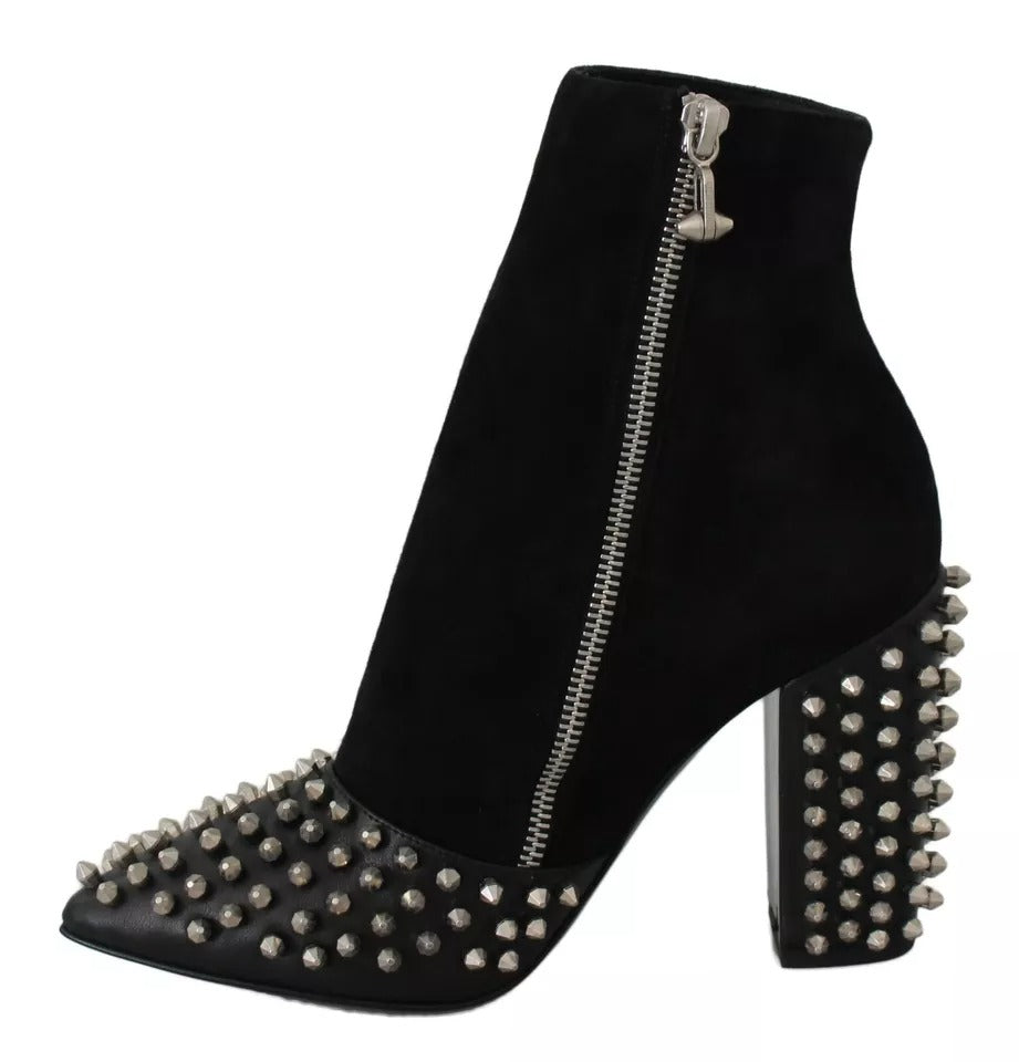 Botines de ante negro con tachuelas y tacón