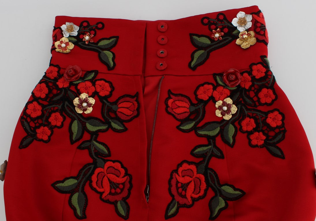 Pantalones cortos glamurosos de seda roja con bordado floral