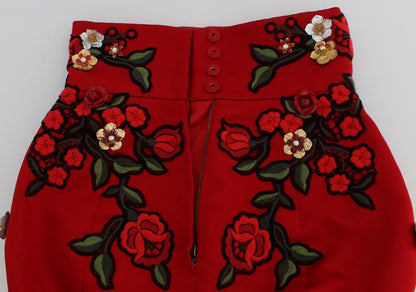 Pantalones cortos glamurosos de seda roja con bordado floral