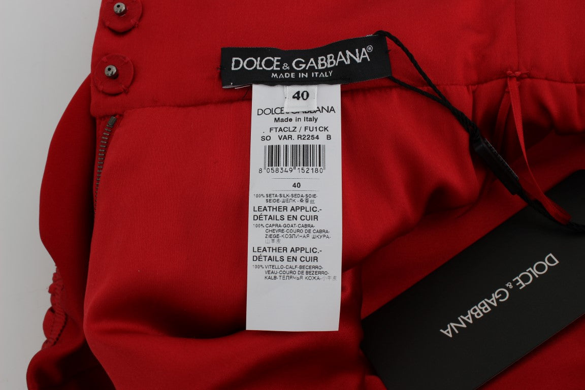 Pantalones cortos glamurosos de seda roja con bordado floral
