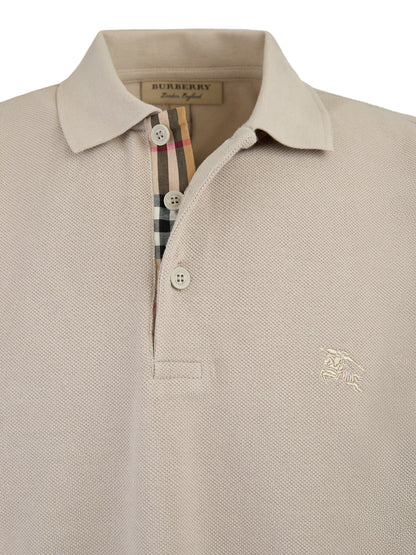 Polo de algodón con cuello en color piedra pálido