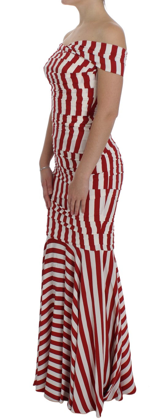 Elegante vestido ajustado de seda a rayas rojas y blancas