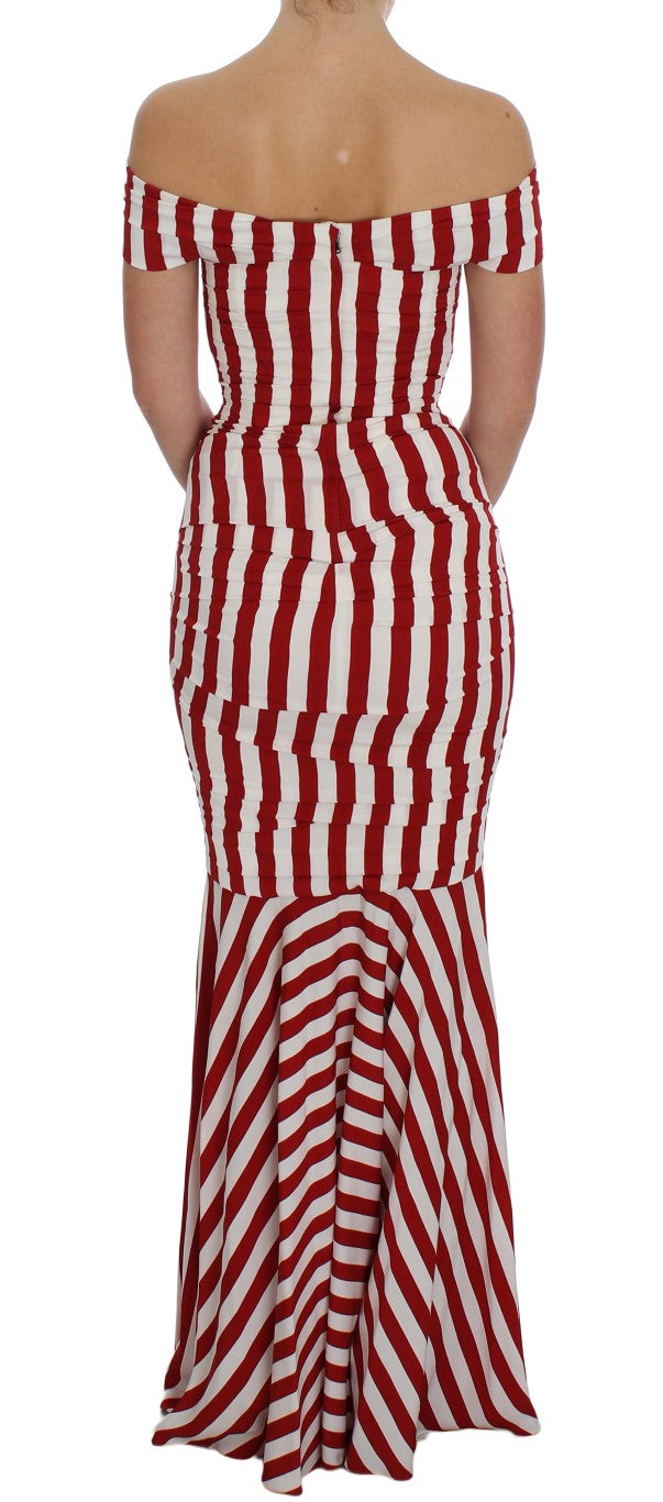 Elegante vestido ajustado de seda a rayas rojas y blancas