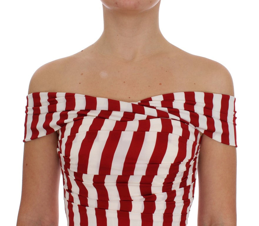 Elegante vestido ajustado de seda a rayas rojas y blancas