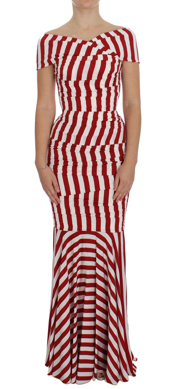 Elegante vestido ajustado de seda a rayas rojas y blancas