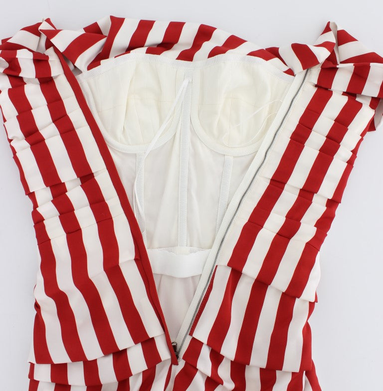 Elegante vestido ajustado de seda a rayas rojas y blancas