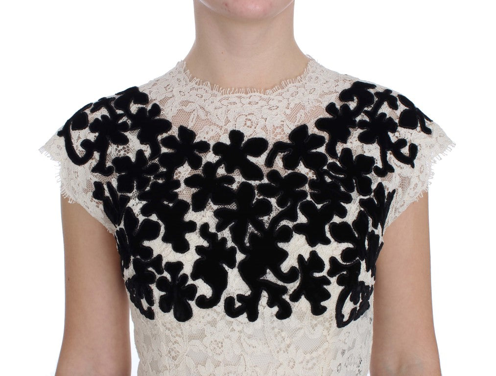 Elegante vestido largo con mangas cortas y encaje floral