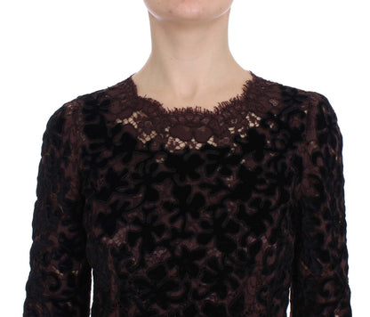 Elegante vestido largo de encaje floral morado