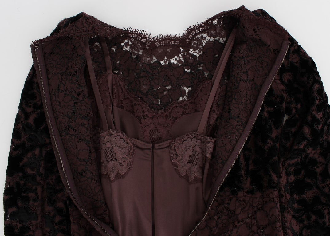 Elegante vestido largo de encaje floral morado