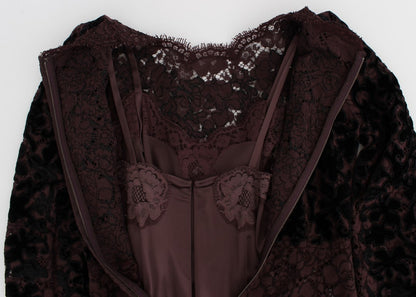 Elegante vestido largo de encaje floral morado