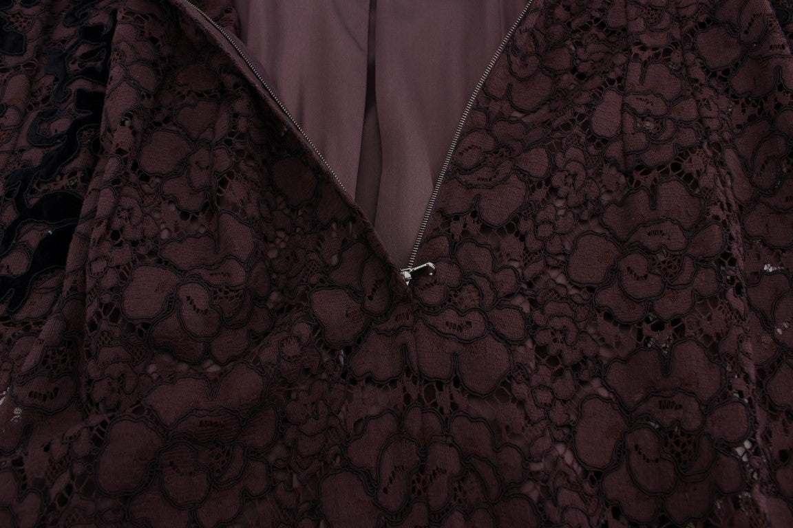 Elegante vestido largo de encaje floral morado