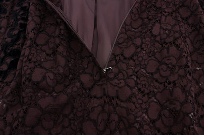 Elegante vestido largo de encaje floral morado