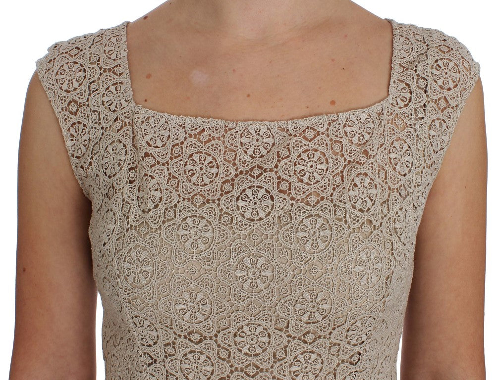 Elegante vestido largo beige con recortes florales