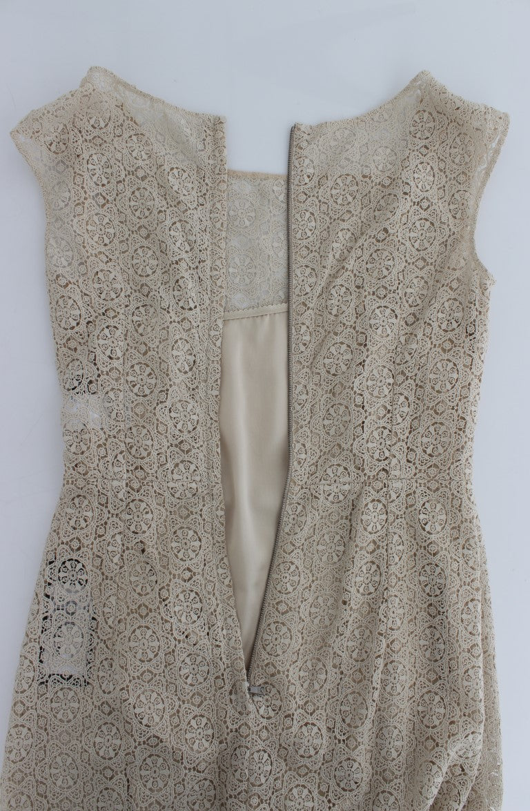 Elegante vestido largo beige con recortes florales