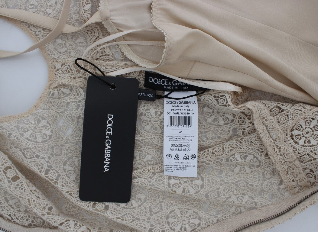 Elegante vestido largo beige con recortes florales