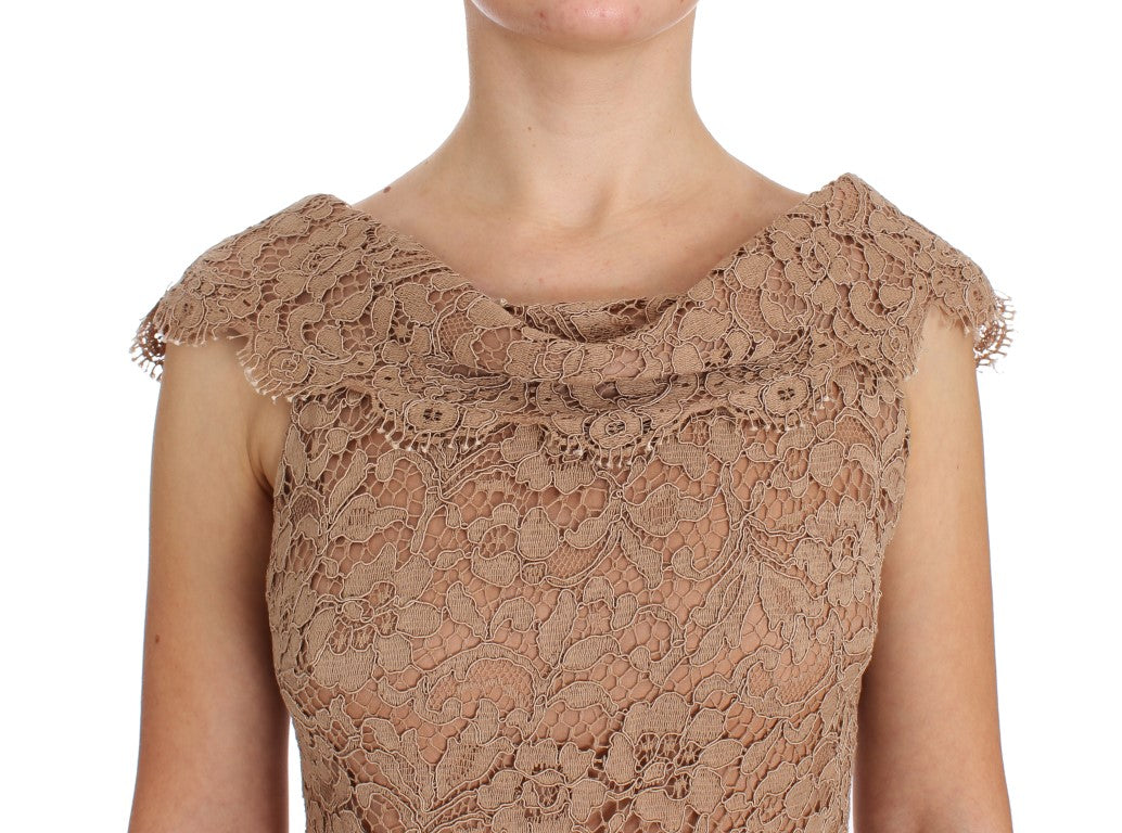 Elegante vestido largo de encaje floral rosa
