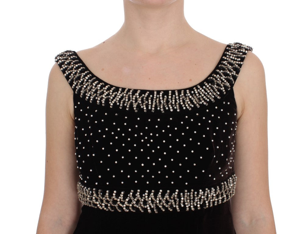 Elegante vestido de terciopelo marrón con cristales