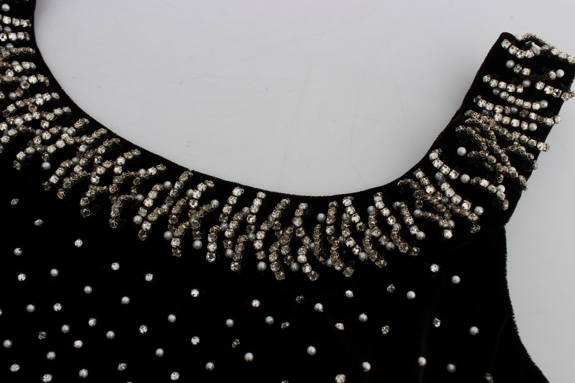 Elegante vestido de terciopelo marrón con cristales