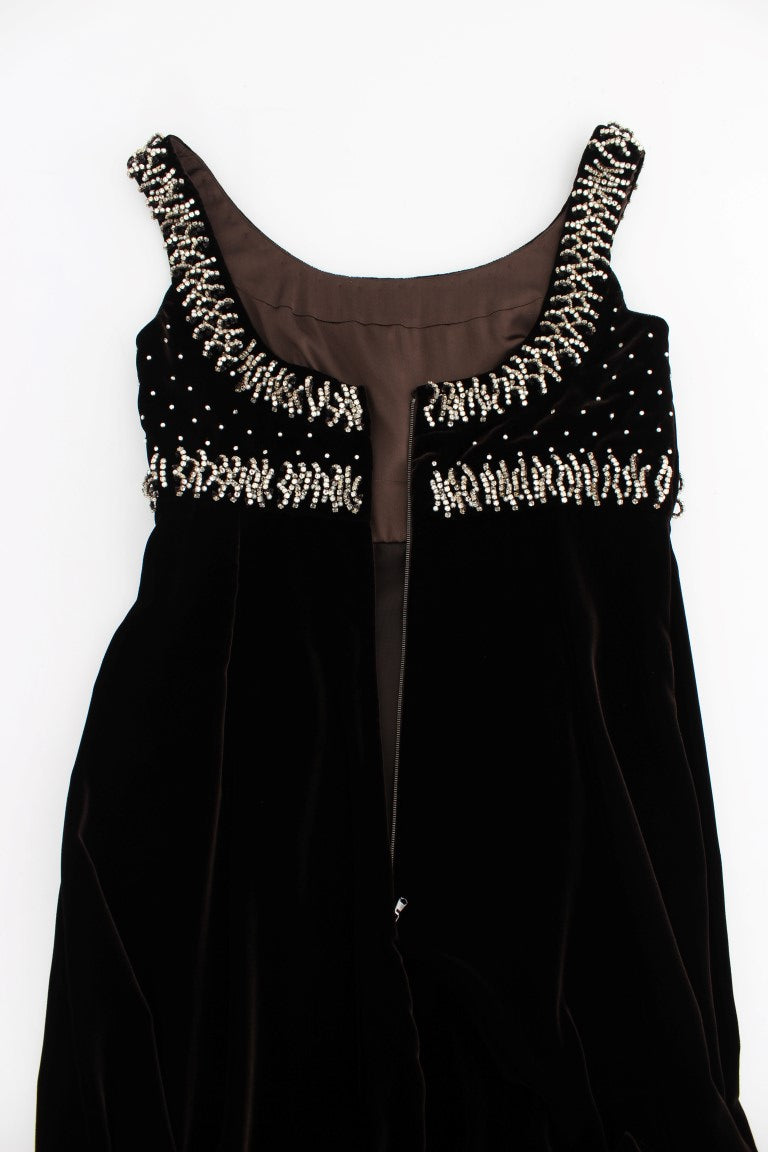 Elegante vestido de terciopelo marrón con cristales