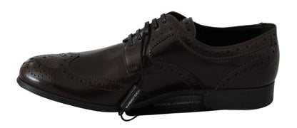 Elegantes zapatos Oxford de piel marrón