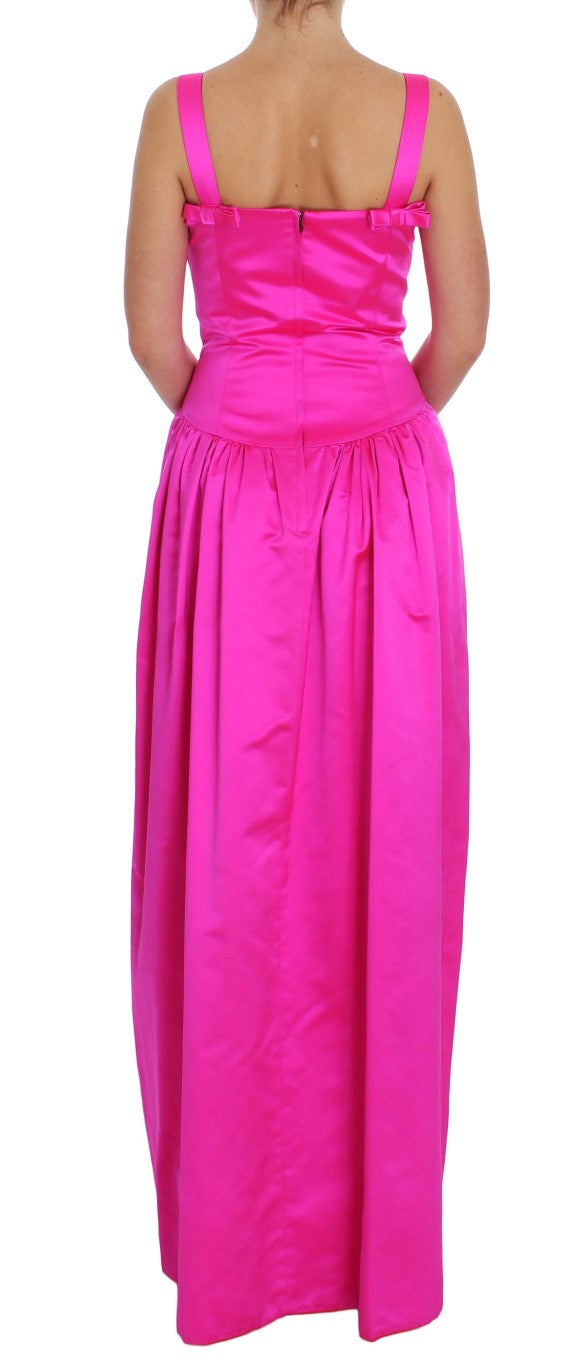 Elegante vestido largo de seda rosa
