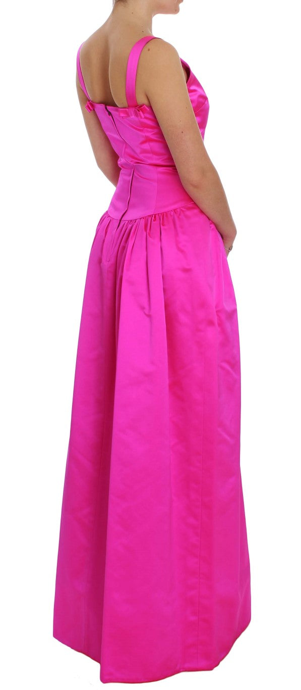 Elegante vestido largo de seda rosa