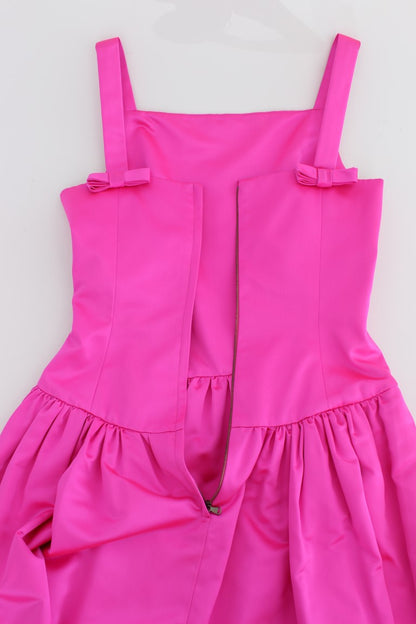 Elegante vestido largo de seda rosa