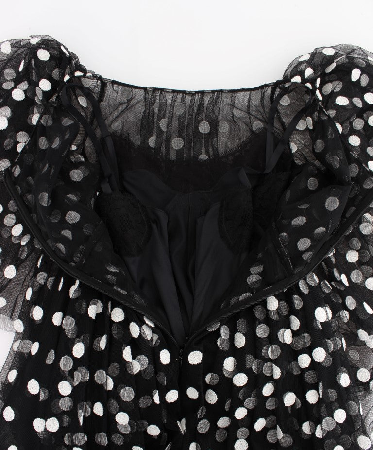 Elegante vestido de lunares con volantes