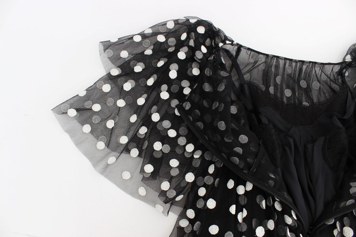 Elegante vestido de lunares con volantes