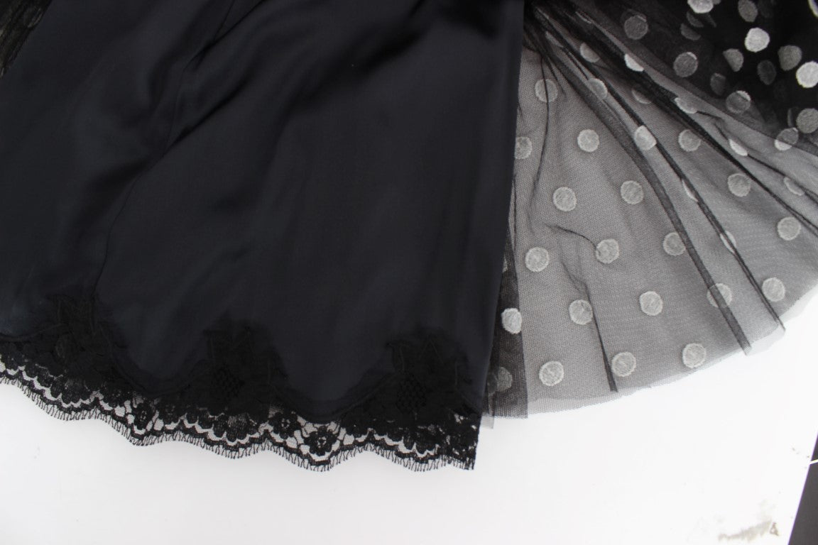 Elegante vestido de lunares con volantes