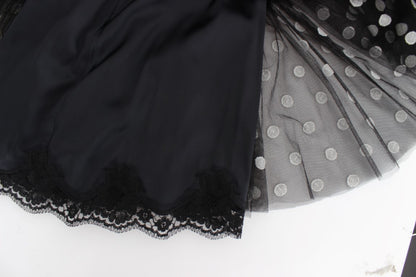 Elegante vestido de lunares con volantes