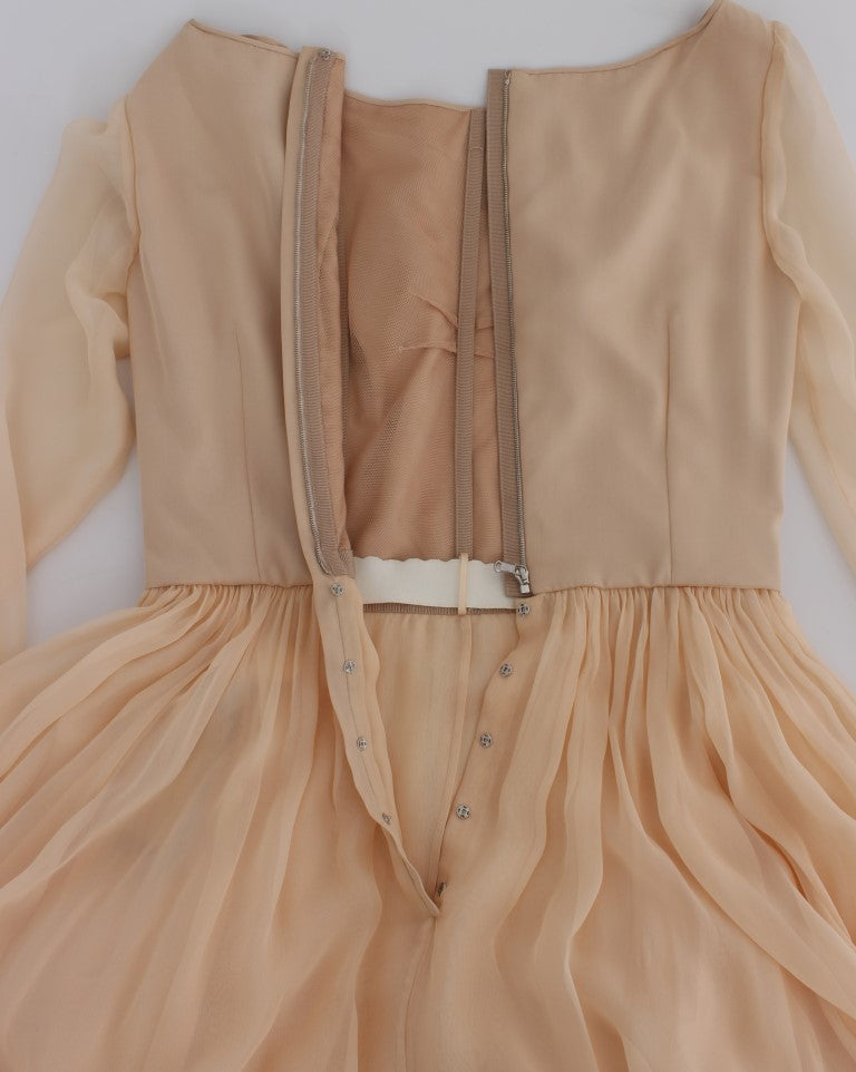 Elegante vestido largo de seda beige