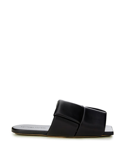 Sandalias elegantes de cuero negro